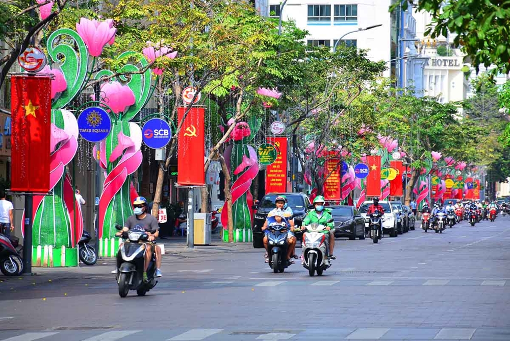 Đường phố TP Hồ Chí Minh rực rỡ cờ hoa chào mừng Đại hội.